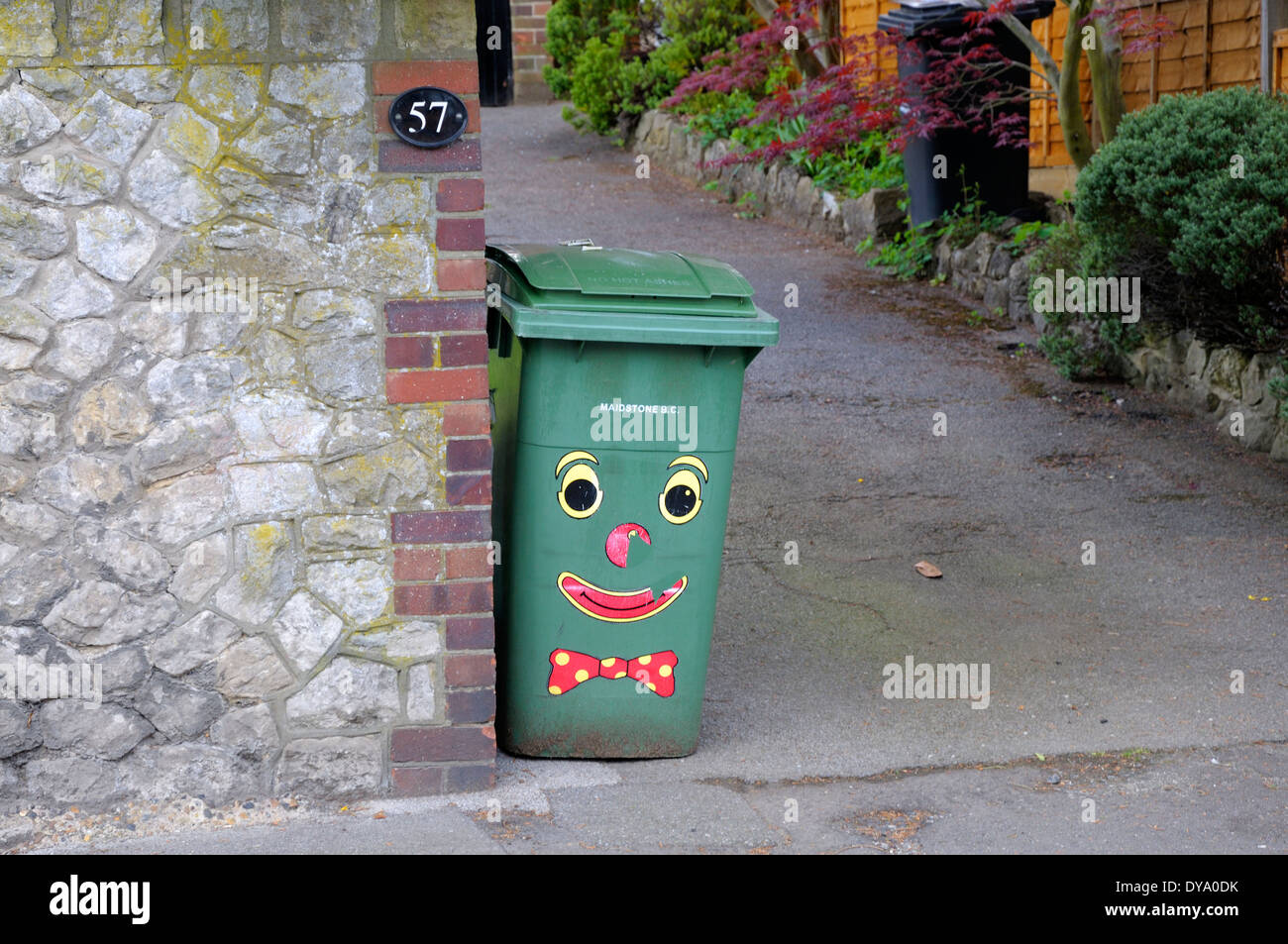 Maidstone Kent, Inghilterra, Regno Unito. Rifiuti domestici bin verniciato con volto sorridente Foto Stock