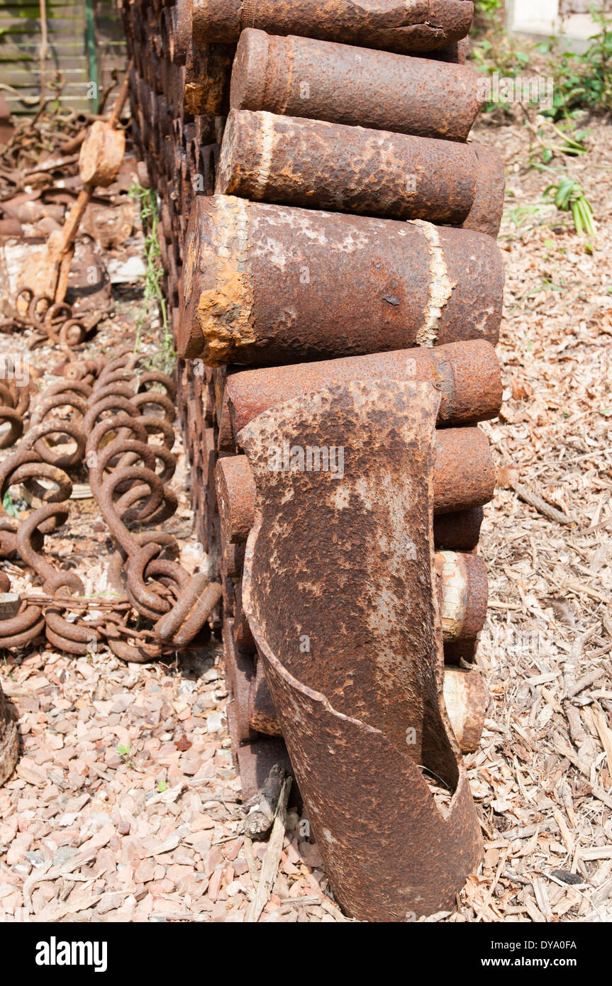 Francia, Somme. Una pila di artiglieria involucri di shell e filo spinato picchetti da battaglia della Somme, guerra mondiale 1. Foto Stock