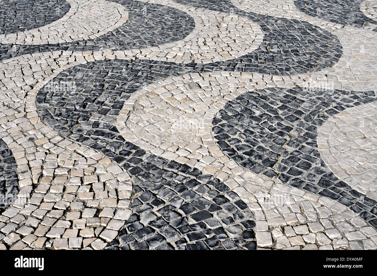 Onde modellato pavimentazione portoghese tipica a Lisbona, Portogallo Foto Stock