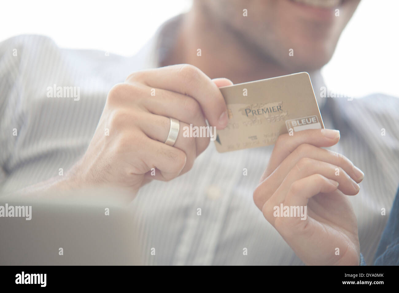 Preparazione per fare acquisto tramite carta di credito Foto Stock