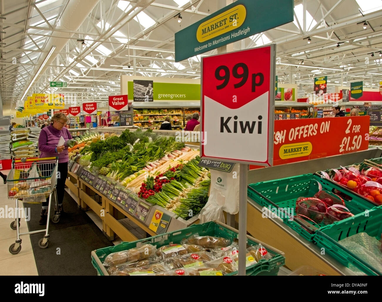 Ortaggi freschi in offerta al mercato sezione St di Morrisons supermercato sul bordo di Hadleigh Suffolk Foto Stock