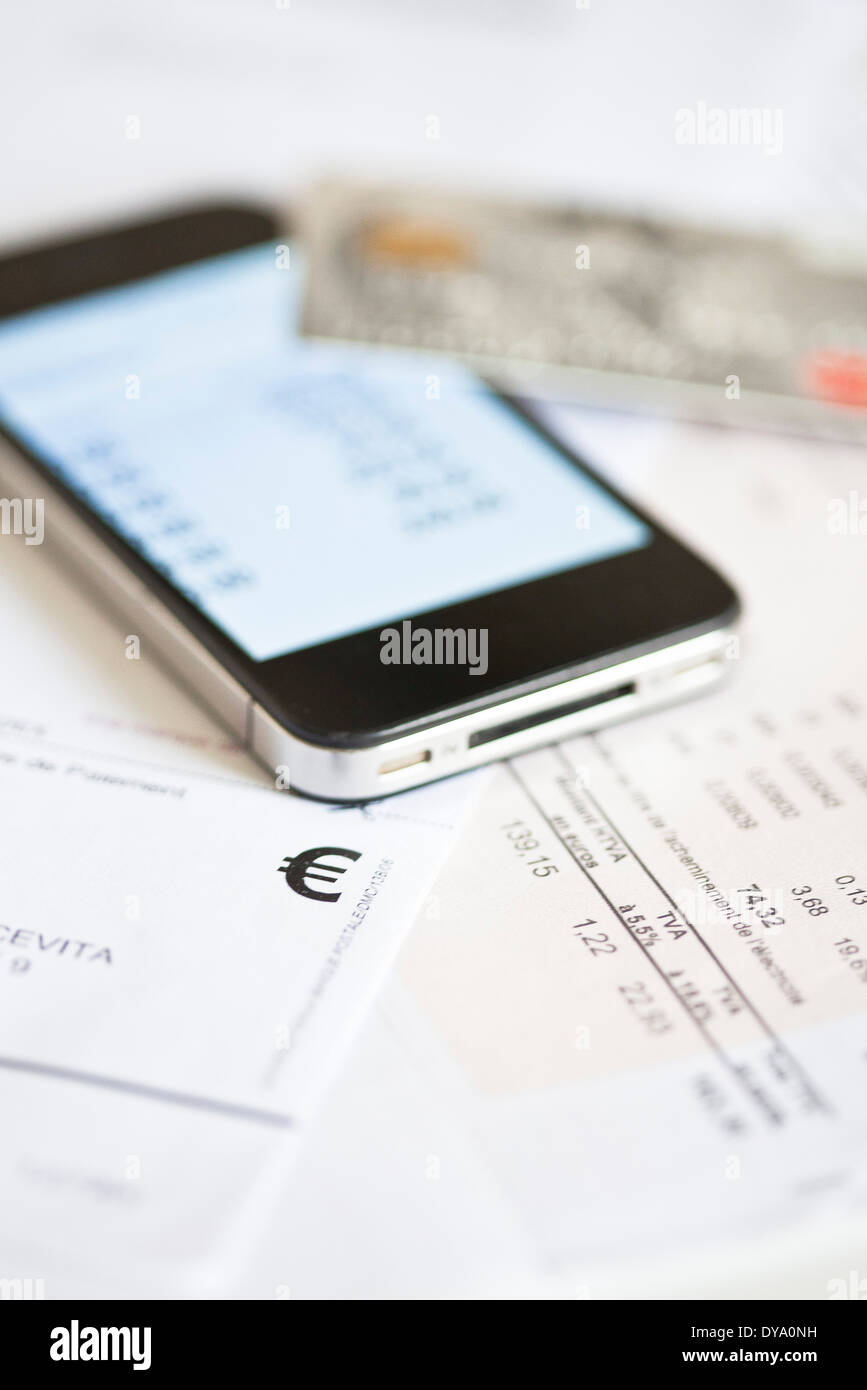 Smartphone utilizzato per il banking online Foto Stock