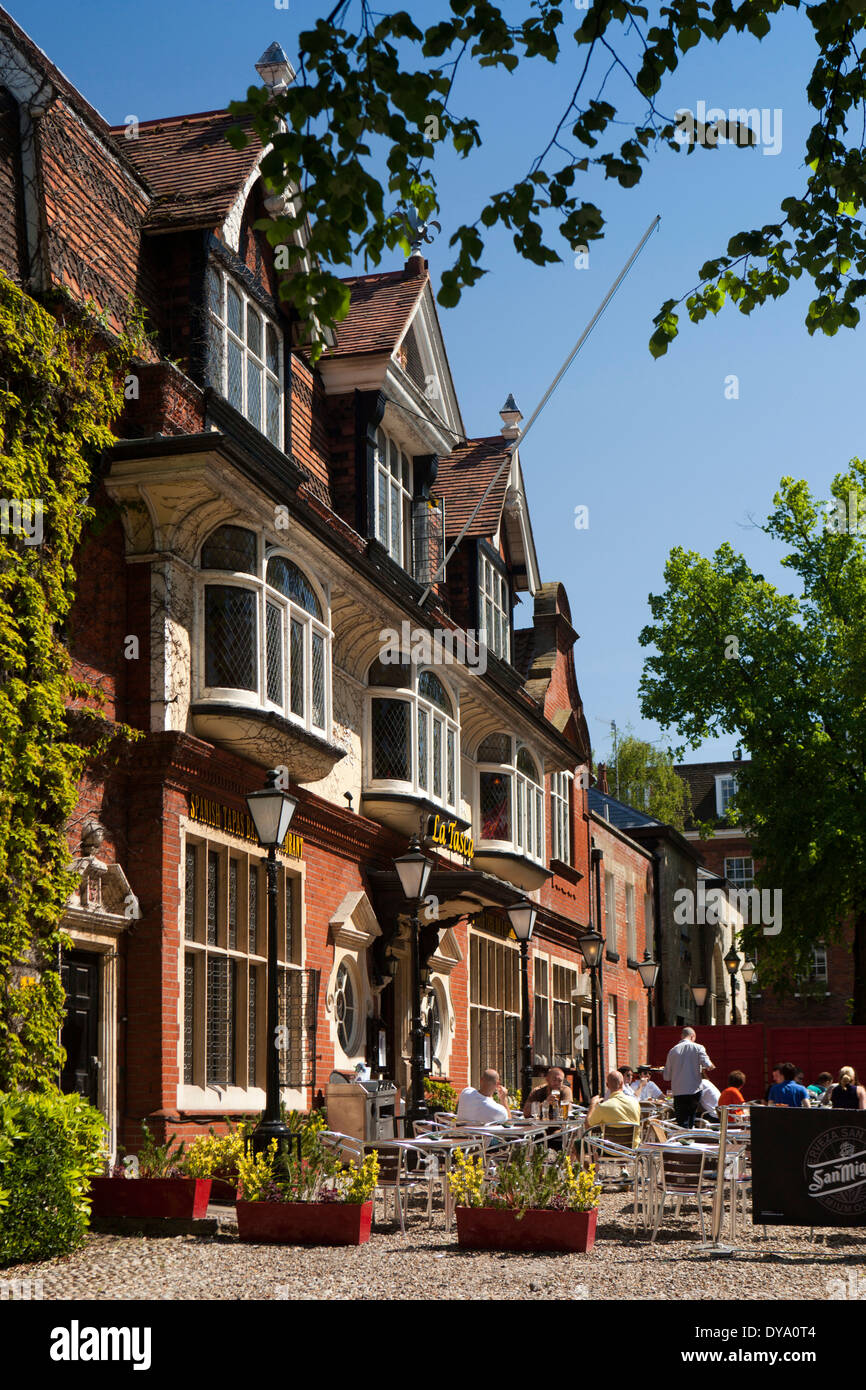 Regno Unito, Inghilterra, Norfolk, Norwich, Tombland, diners fuori la tasca Tapas ristorante Foto Stock