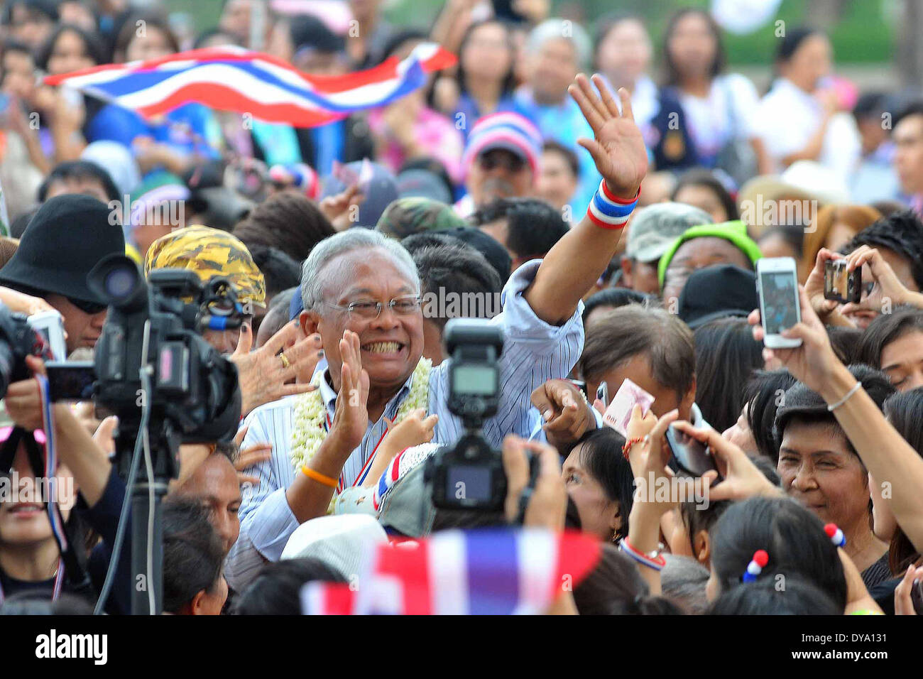 Bangkok, Tailandia. Xi Apr, 2014. Governo anti-leader di protesta Suthep Thaugsuban saluta i funzionari della sanità pubblica durante un governo anti-protestare presso il Ministero della Salute Pubblica a Bangkok, Thailandia, 11 aprile 2014. Credito: Rachen Sageamsak/Xinhua/Alamy Live News Foto Stock