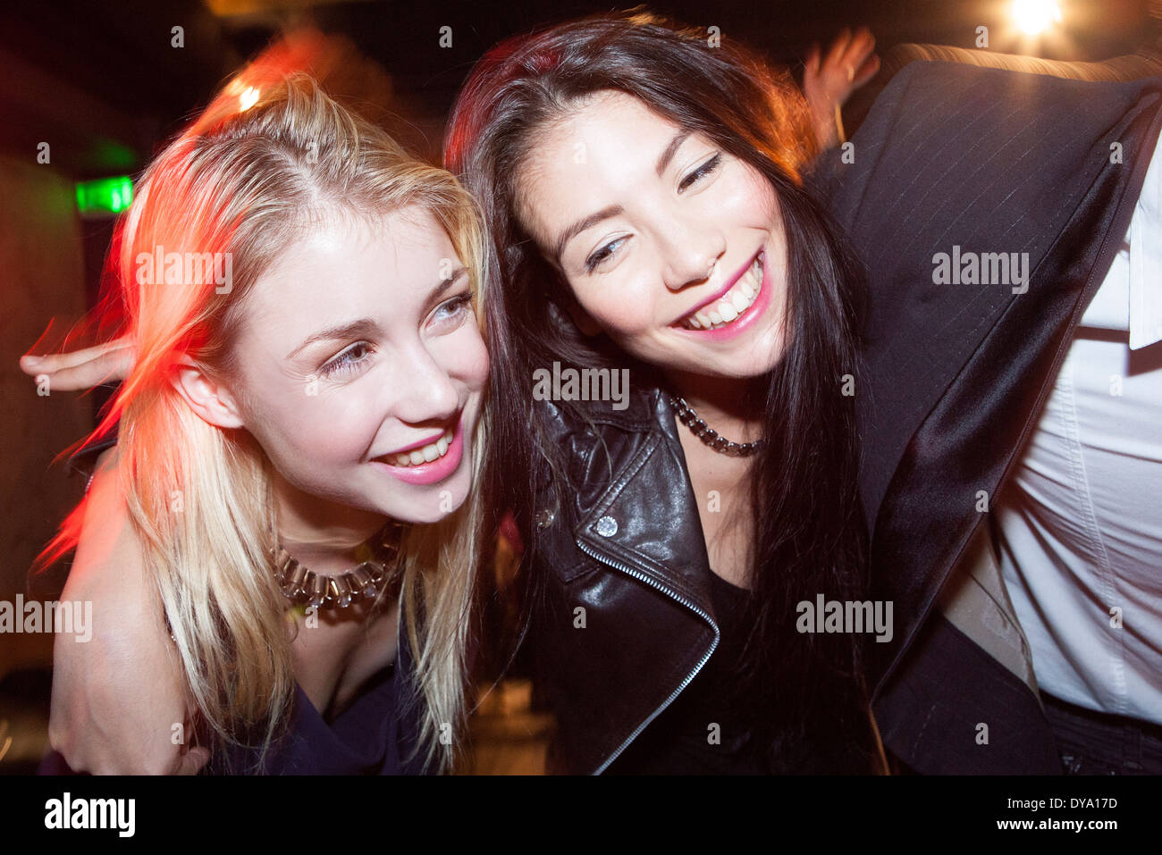 Amici fuori la sera il divertimento Foto Stock