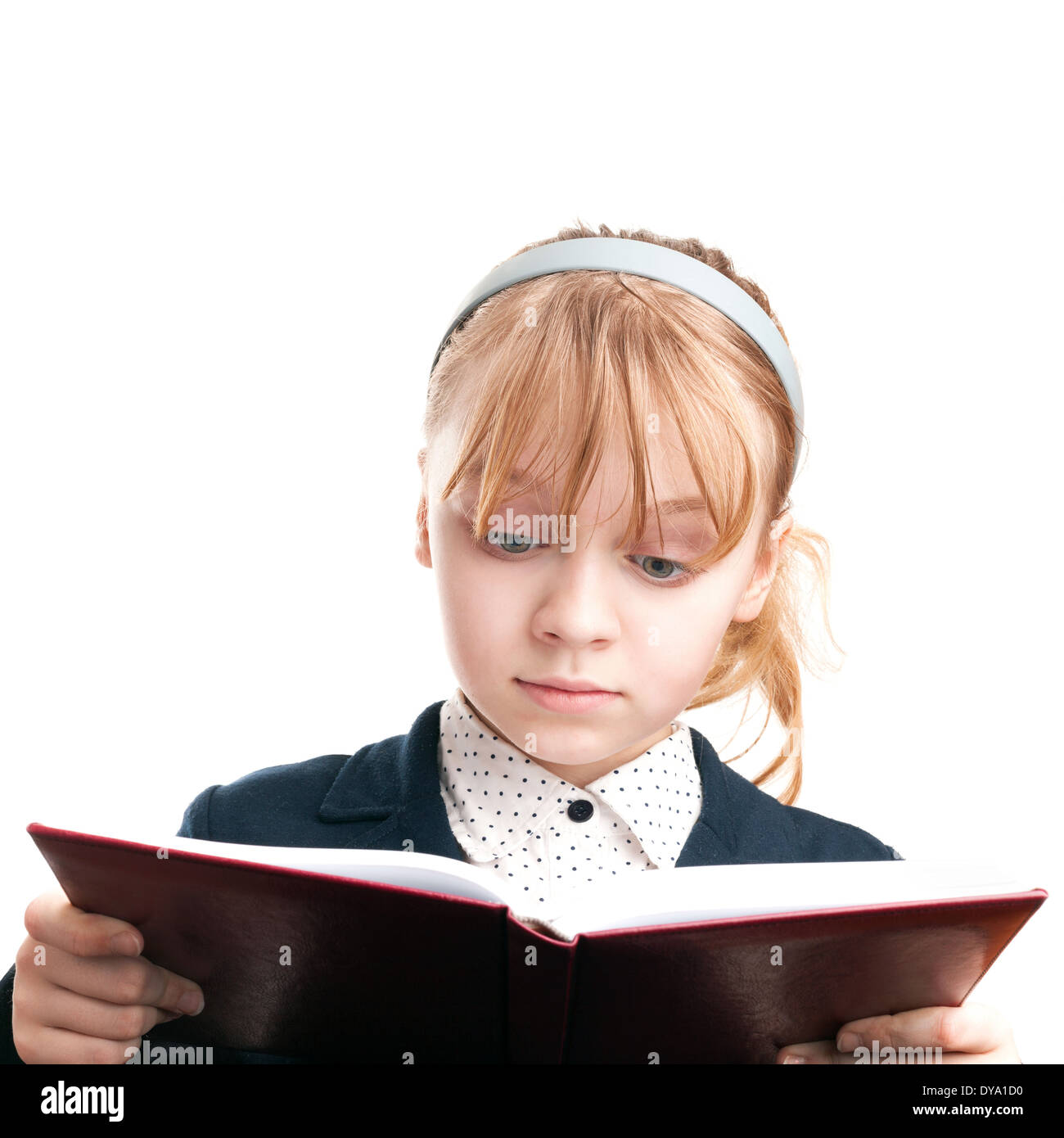 Closeup ritratto della bionda scolaretta caucasica libro isolato su bianco Foto Stock