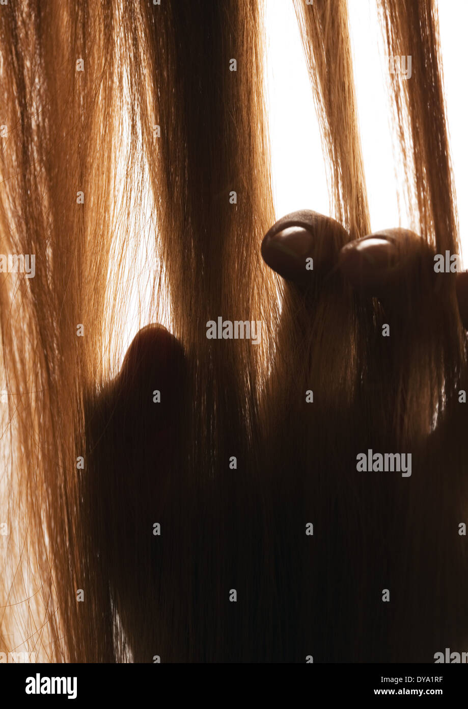 Donna di toccare i capelli, close-up Foto Stock