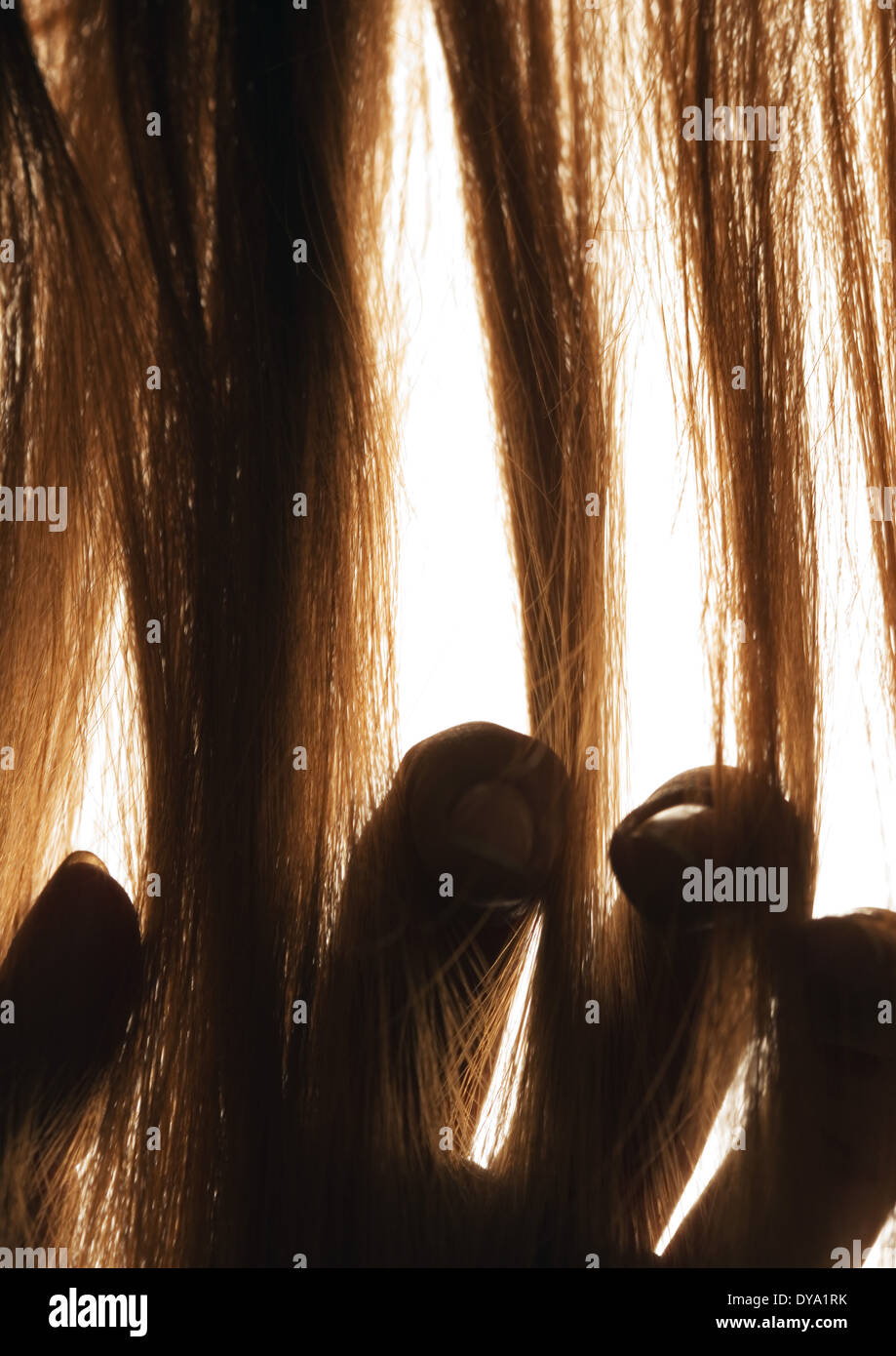 Donna di toccare i capelli, close-up Foto Stock