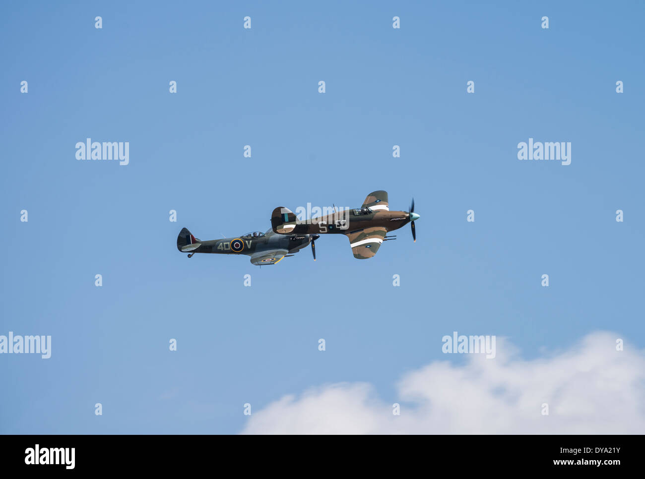 Il Supermarine Spitfire Mk XVI e Hawker Hurricane IIc in formazione a Flying Legends, Airshow Imperial War Museum Duxford Foto Stock