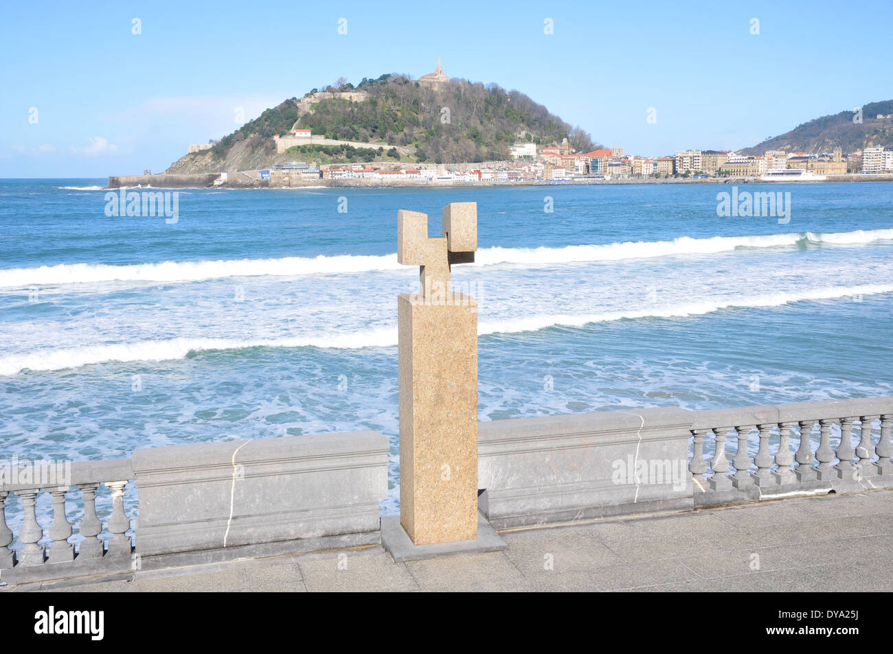 La scultura di supervisionare Bahia de la Concha Foto Stock
