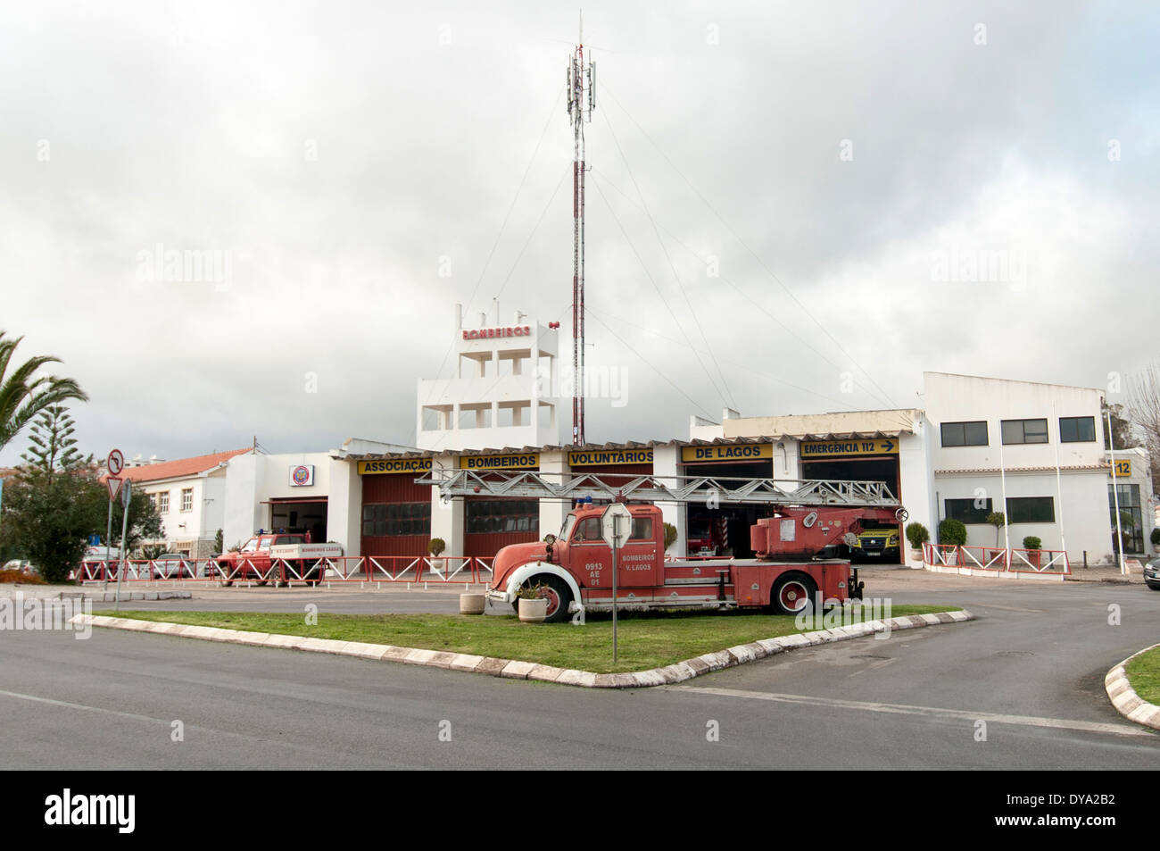Il vecchio motore Fire al di fuori della stazione dei vigili del fuoco a Lagos Portogallo Foto Stock