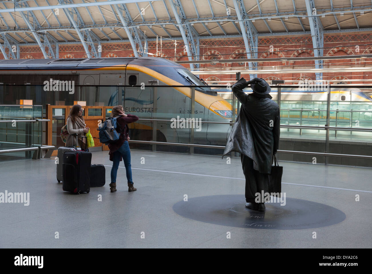 Passeggeri a St Pancras stazione ferroviaria in attesa del treno Eurostar a Londra in Inghilterra Foto Stock