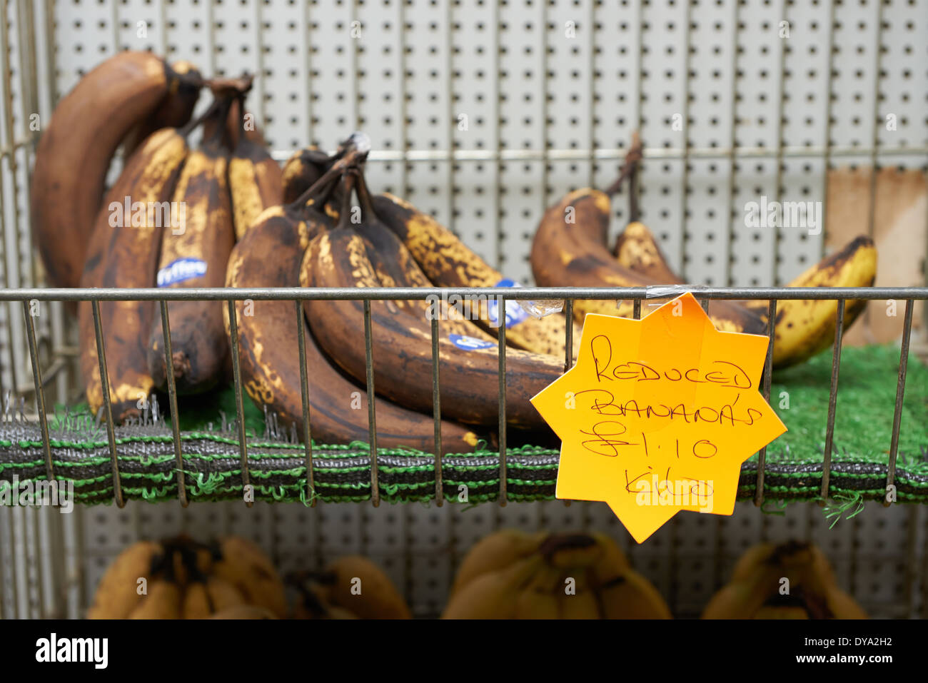 Oltre banane mature a prezzo ridotto Foto Stock