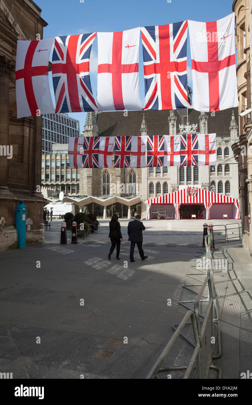 Union Jack e San Giorgio bandiere fuori per un evento al Guildhall a Londra in Inghilterra Foto Stock