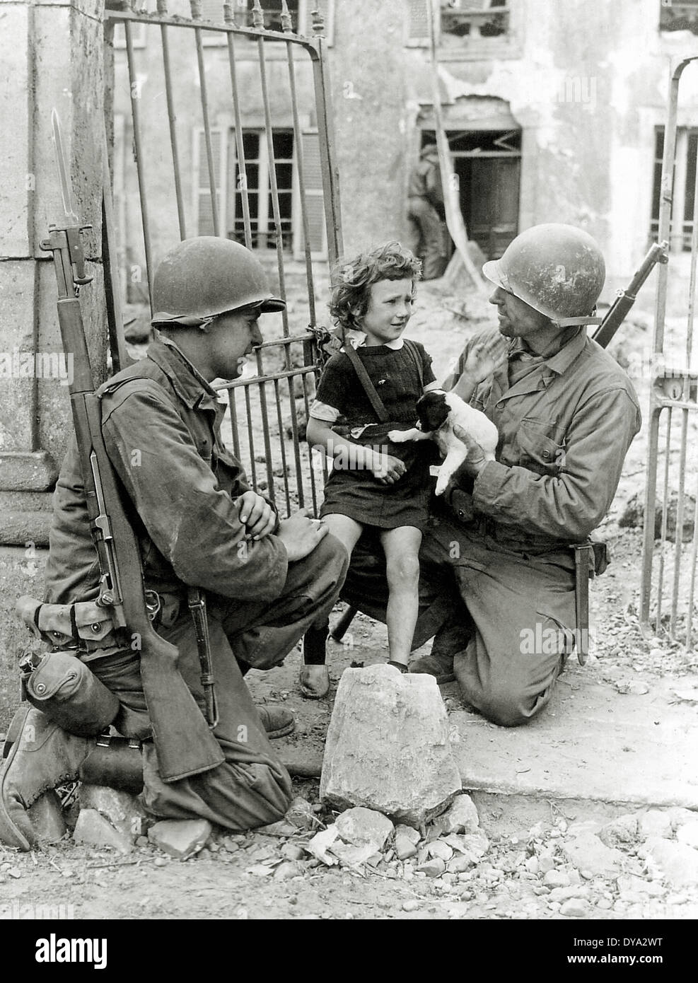 WW II guerra storica Guerra mondiale seconda guerra mondiale Operation Overlord Overlord invasione noi due soldati Americani militari di ragazze, Foto Stock