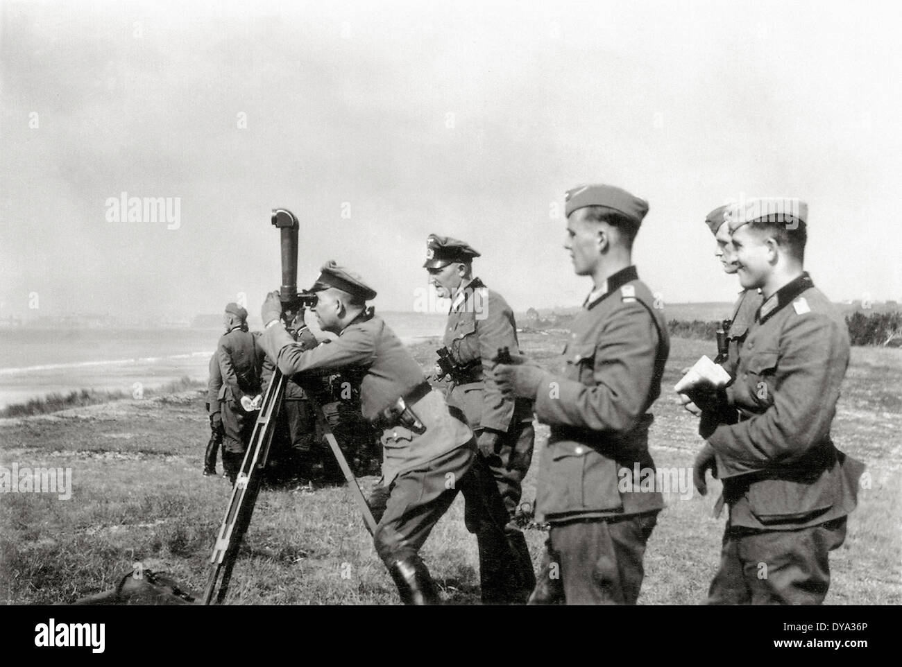 WW II guerra storica Guerra mondiale seconda guerra mondiale occupazione cast Francia Europa gruppo ufficiali tedeschi soldati spiaggia militare, Foto Stock