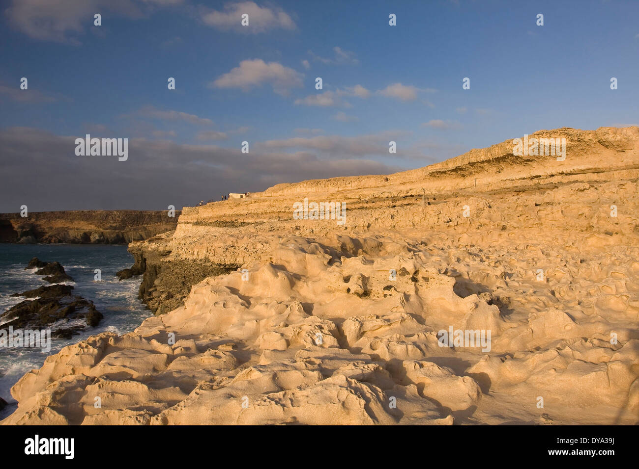 La formazione di scogliera di lime rock costa ripida Fuerteventura isole Canarie Spagna Europa paesaggio di montagna mountain all'aperto al di fuori Ja Foto Stock