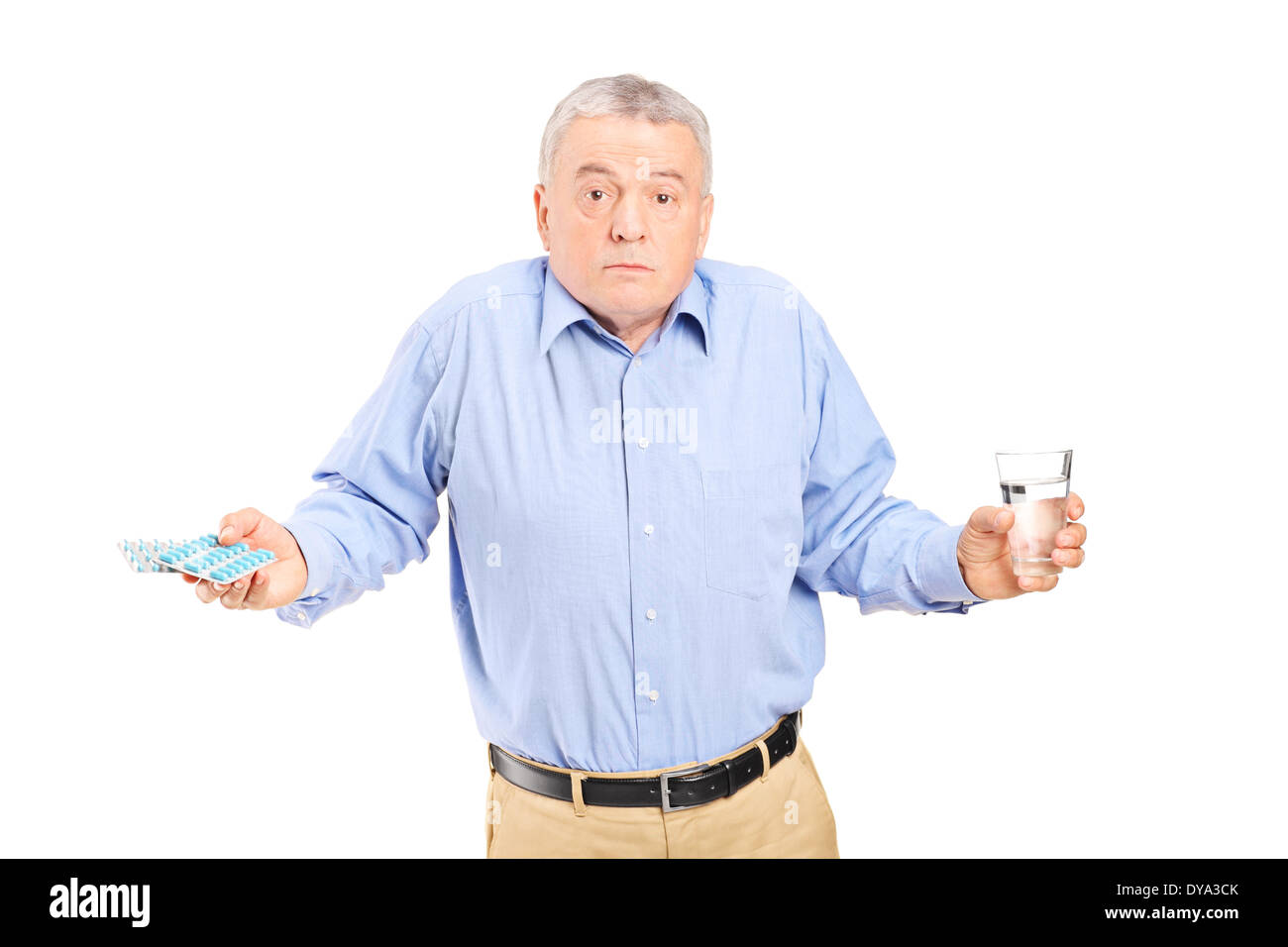 Confuso uomo senior con le pillole e bicchiere di acqua Foto Stock