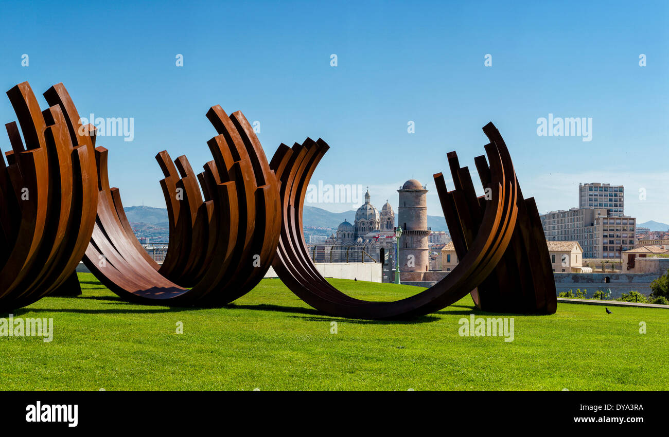 Tour du Roi René Cathedrale de la città principale campo di villaggio prato estate arte scultura Marsiglia Bouches du Rhone Francia Euro Foto Stock