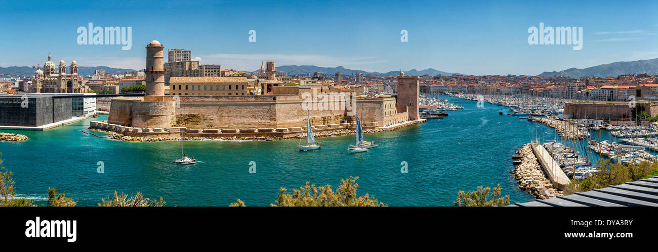 Vieux Port Harbour Tour du Roi René Cathedrale de la grande città villaggio acqua estate mare navi barca Marsiglia Bouches du Rhon Foto Stock