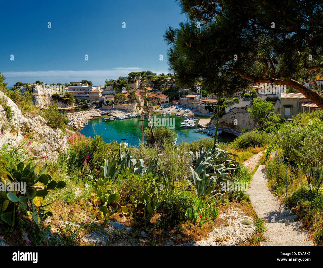 Poco, Porto, città, villaggio, acqua, estate, montagne, colline, Niolon, Bouches du Rhone, Francia, Europa Foto Stock