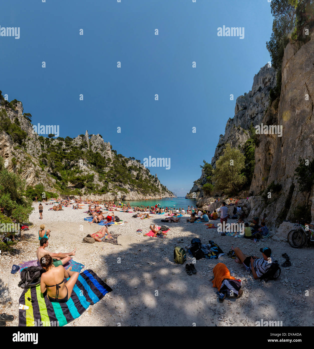 Calanque d'En-vau calanque Baia rocciosa paesaggio Montagna estate mare spiaggia persone Cassis Bouches du Rhone Francia Europa, Foto Stock