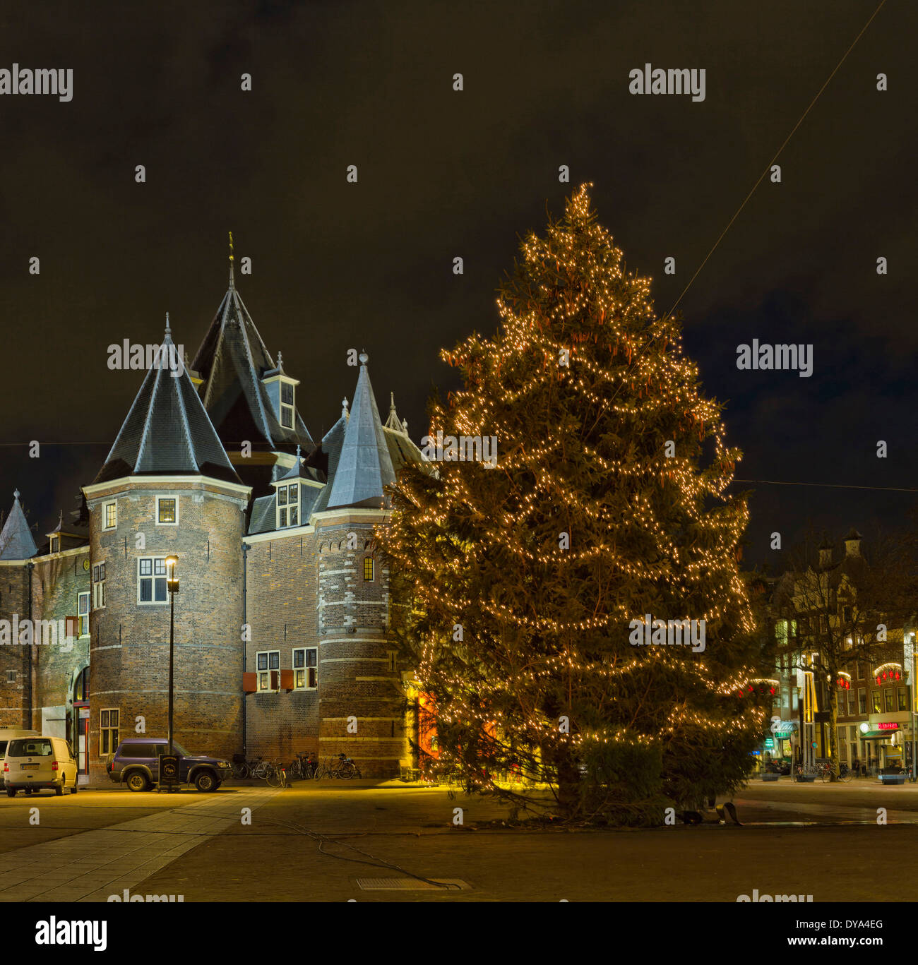 Paesi Bassi Olanda Europa Amsterdam North Holland Città Paese sera d'inverno albero di Natale piazza Nieuwmarkt pesare house n Foto Stock