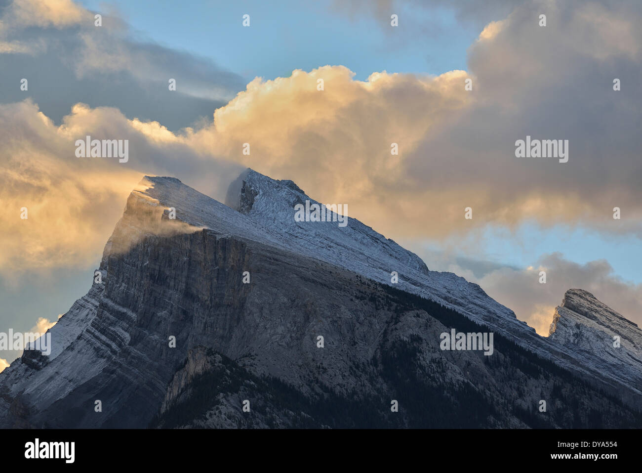 Nord America Canada Alberta Banff Mount Rundle montagne alba natura montagne rocciose verticali del Parco Nazionale delle Montagne Rocciose wildernes Foto Stock