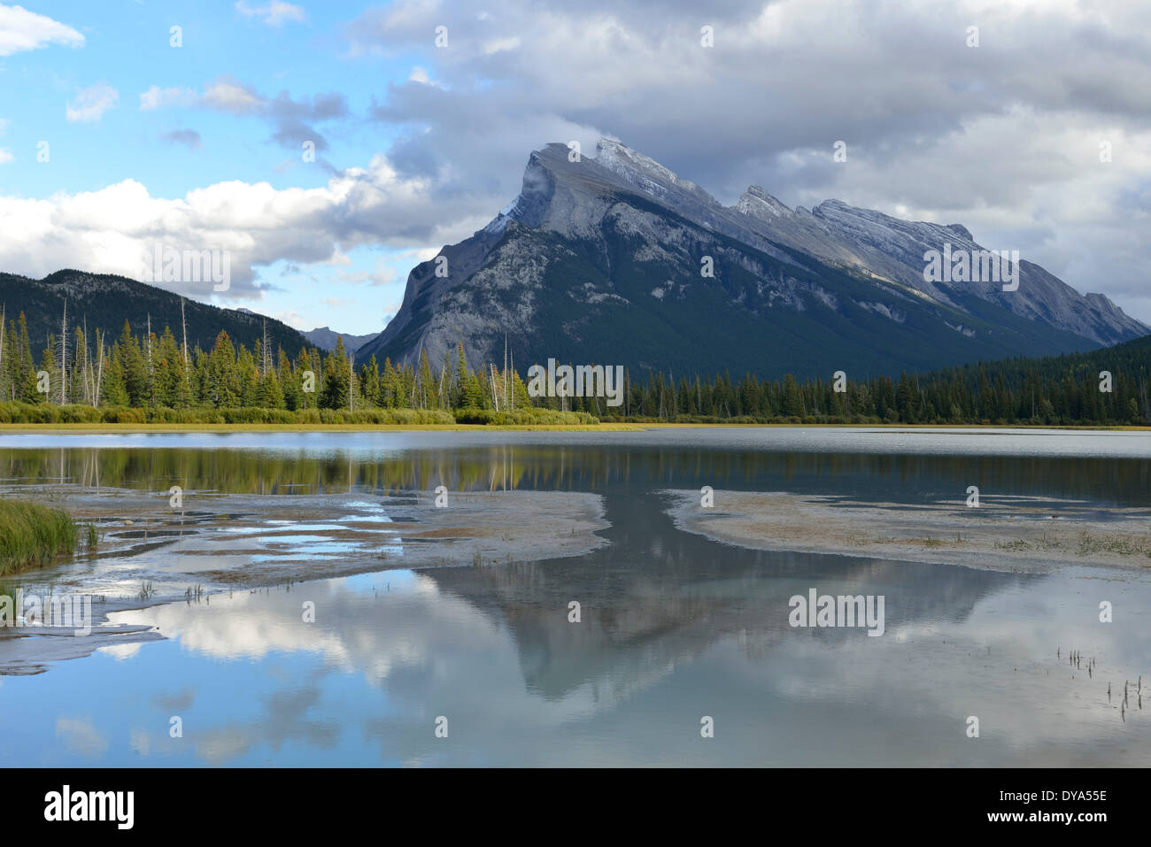 Nord America Canada Alberta Banff Mount Rundle montagne lago la natura delle montagne rocciose del Parco Nazionale delle Montagne Rocciose deserto UNESCO, Foto Stock