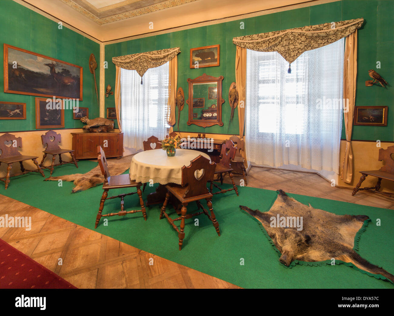 San Anton, Slovacchia - 26 febbraio 2014: Tyrols hunter mangiare nella sala di Palazzo San Anton da 19. cento.. Foto Stock