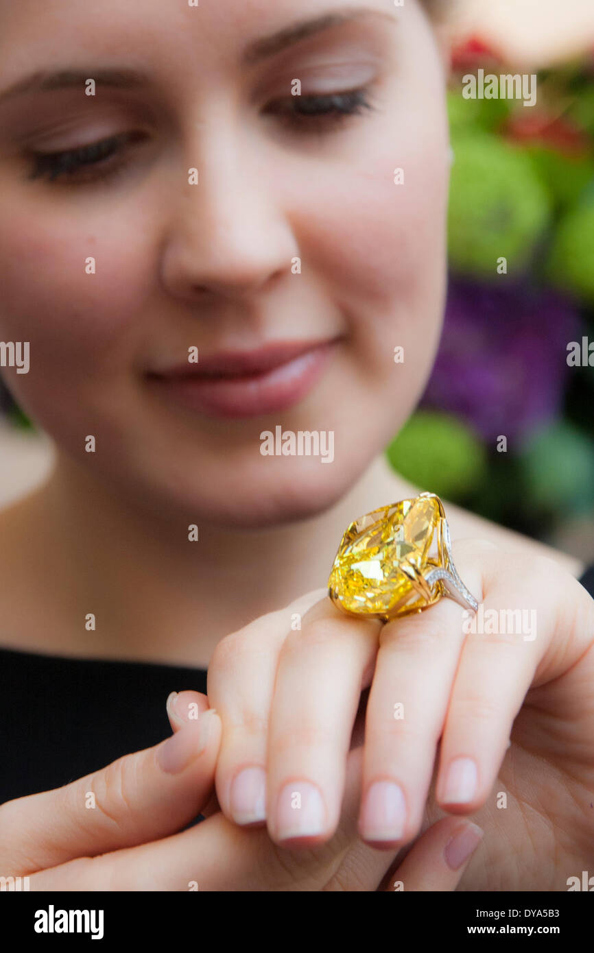 Londra, 11 aprile 2014. Una donna si ammira il 100.09 carati 'Graff Vivid Yellow' Diamante, sul display da Sotheby's London, ad essere offerti in asta a Ginevra in maggio. la gemma rara è atteso per il recupero tra $15-20 milioni. Credito: Paolo Davey/Alamy Live News Foto Stock