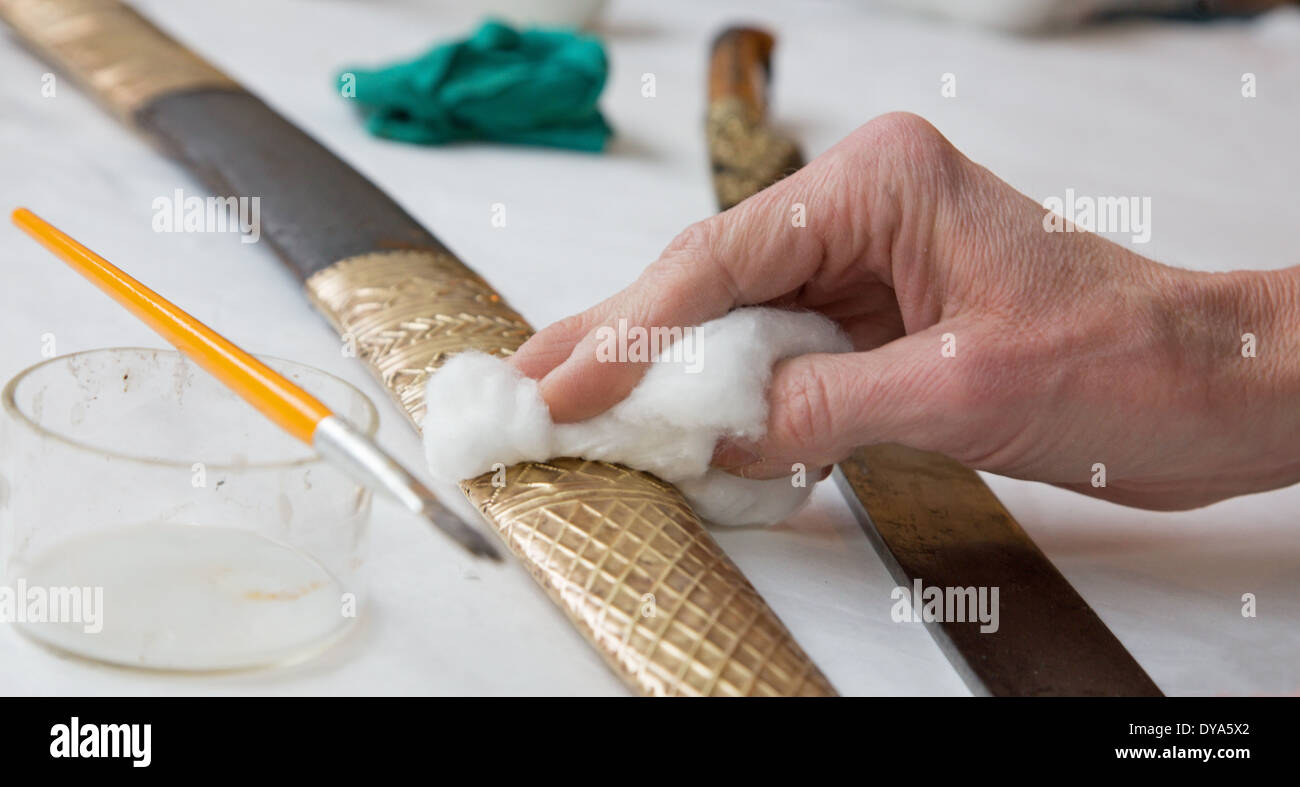 Restauro di vecchi spada turco - dettaglio della mano durante il lavoro Foto Stock