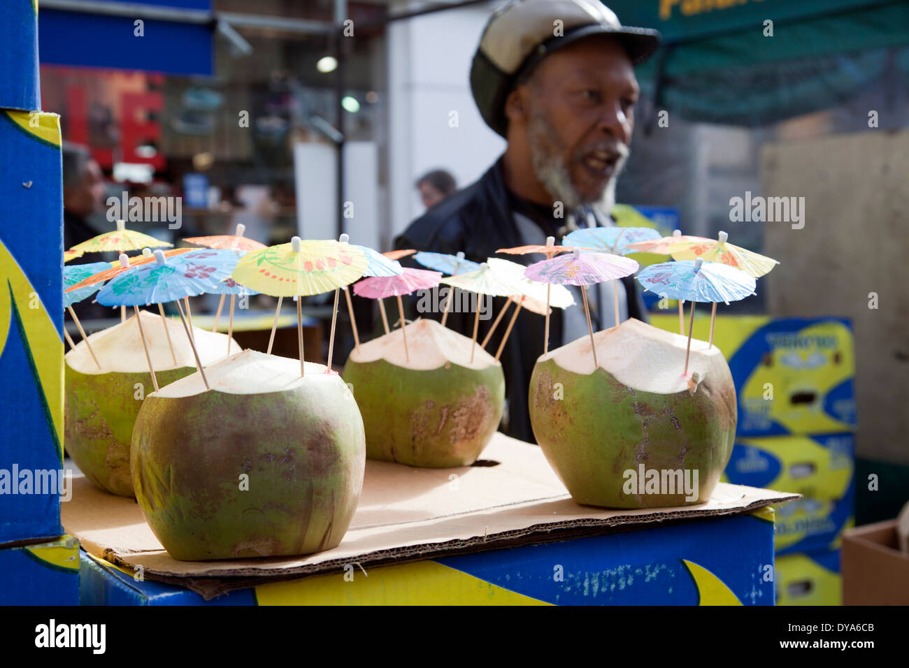 Cocco fresco drink sul Portobello Rd Market - London W11 - REGNO UNITO Foto Stock