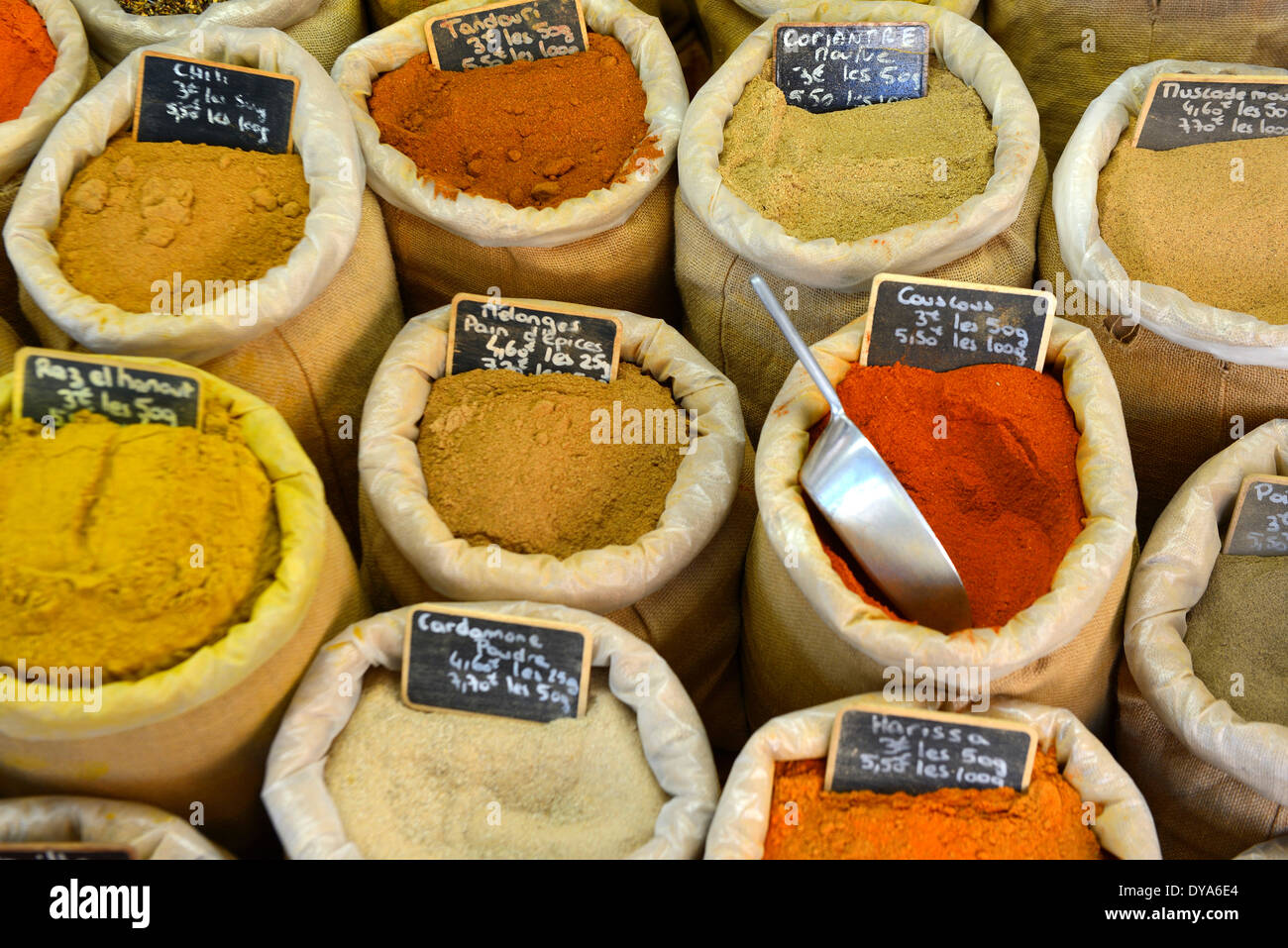 Europa, Francia, Sud, Provenza, Apt, Mercato Mercato del sabato, spice, spezie, mangiare cibo, Foto Stock