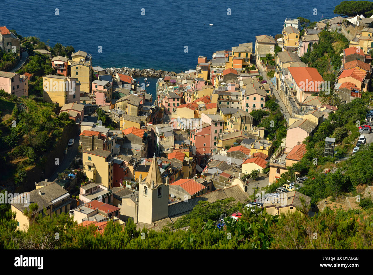 Europa Mediterraneo italiano riviera Italia Cinque Terre Rio Maggiore hillside hill si affacciano sulla città vista litorale di Baia Mare vac Foto Stock