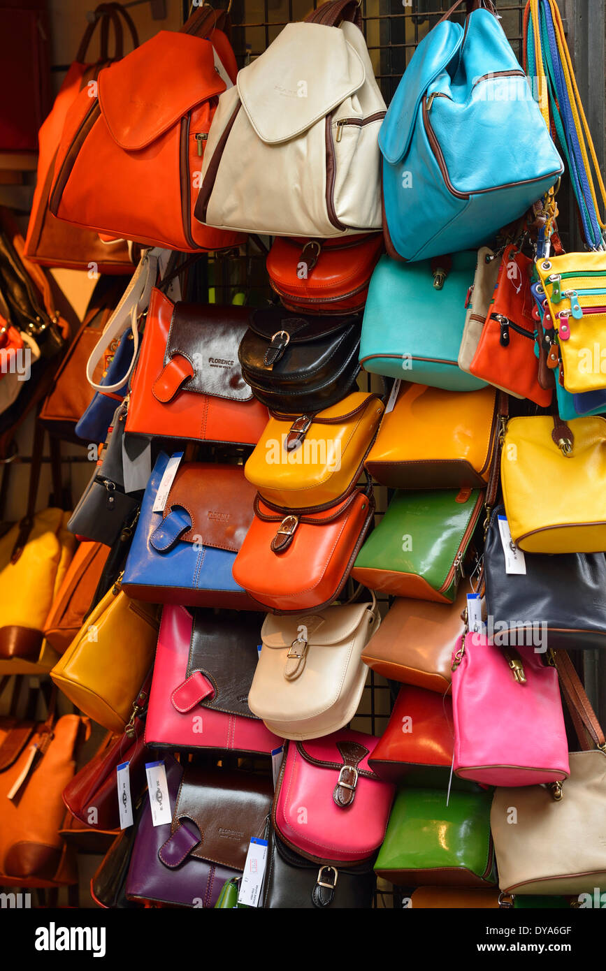 Europa Mediterraneo italiano italia Toscana provincia di Siena street mercato mercato dei prodotti per la vendita la vendita di borsa borse colorfu Foto Stock