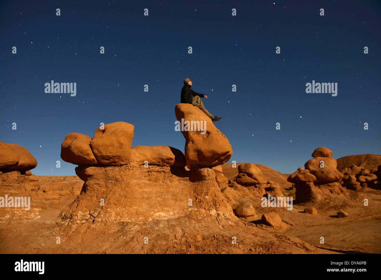 USA America Stati Uniti Utah Colorado Plateau southern Goblin Valley State Park Hoodoo San Rafael Reef rocce uomo stella di notte Foto Stock