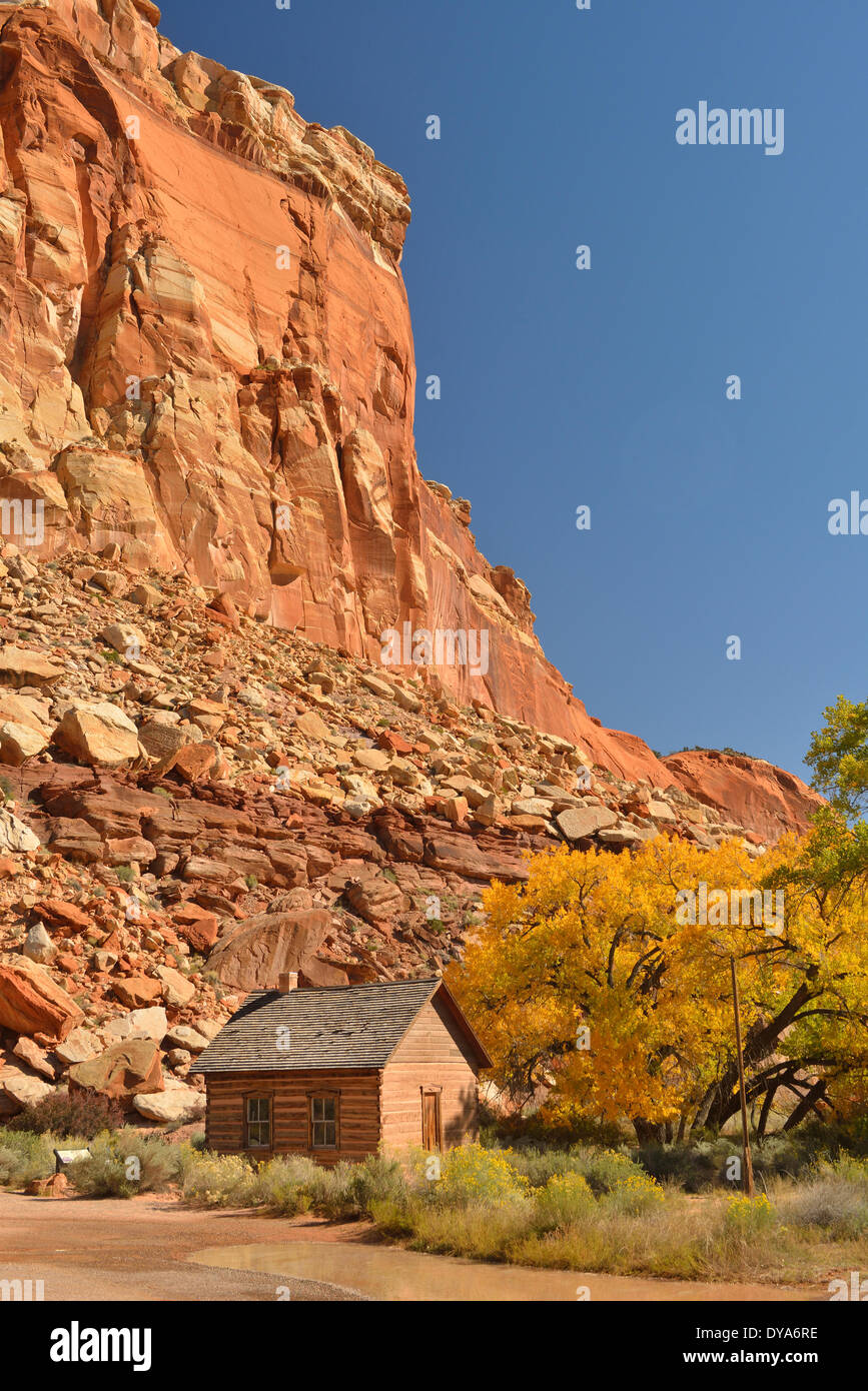 USA America Stati Uniti Utah Colorado altopiano sud del Parco nazionale di Capitol Reef pioneer cabin log cabin storica fruita c Foto Stock
