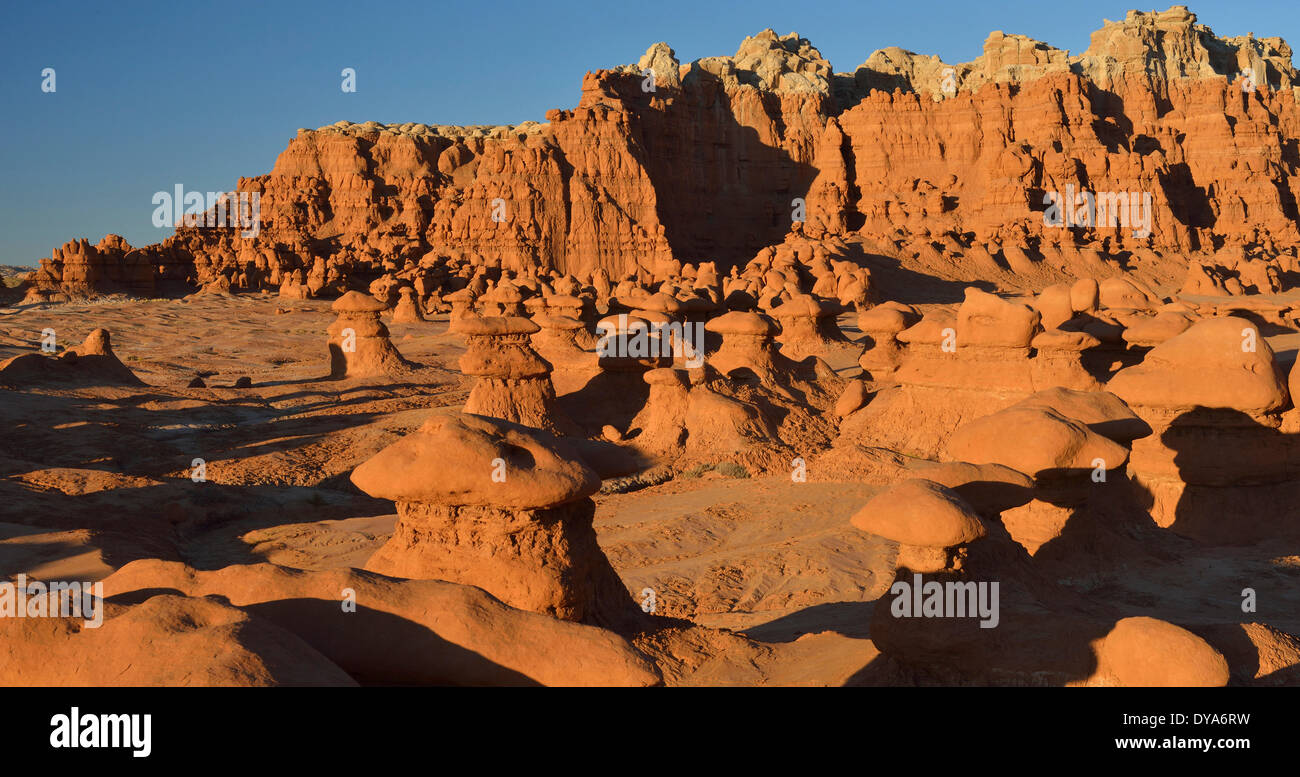 USA America Stati Uniti Utah Colorado Plateau southern Goblin Valley State Park Hoodoo San Rafael Reef rocce landsc panorama Foto Stock