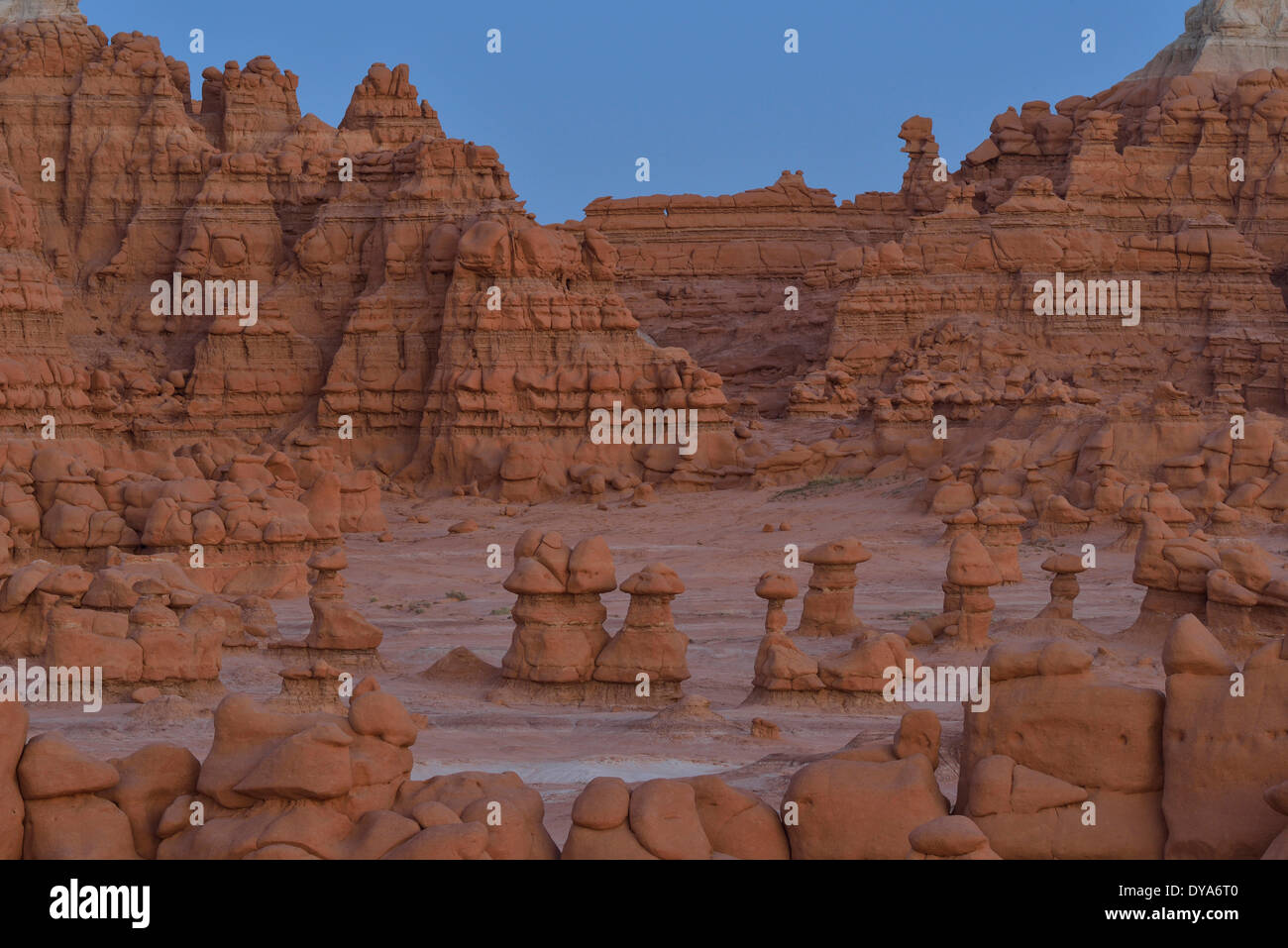 USA America Stati Uniti Utah Colorado Plateau southern Goblin Valley State Park Hoodoo San Rafael Reef rocce arenarie butte Foto Stock