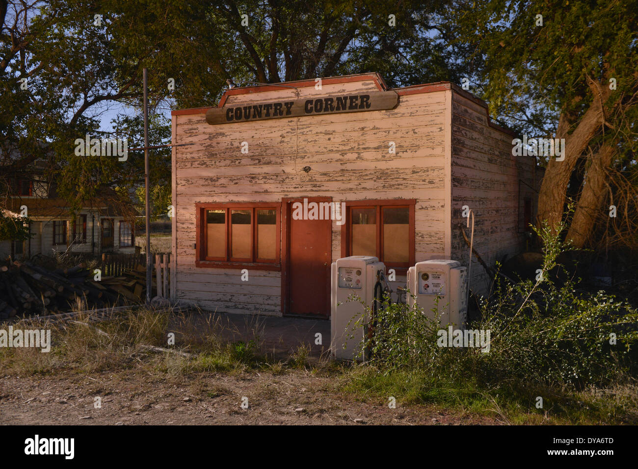 USA America Stati Uniti Utah Colorado altopiano meridionale Gas Boulder Station vecchio edificio abbandonato la notte americana hi rurale Foto Stock