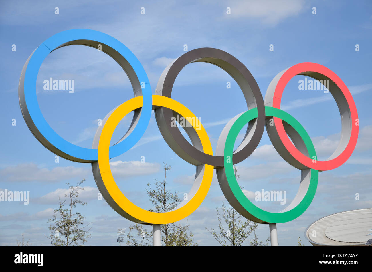 Gli anelli olimpici symbol presso la Queen Elizabeth Parco Olimpico di  Stratford, a est di Londra Foto stock - Alamy