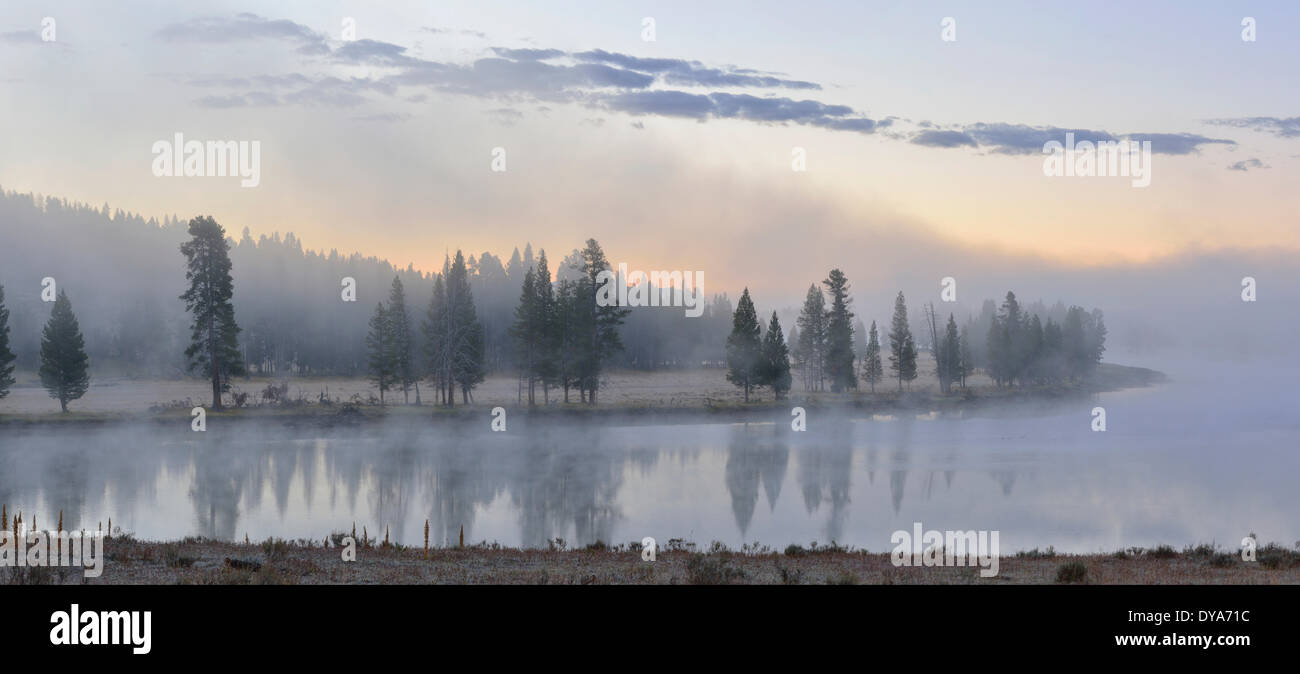 America Wyoming USA Stati Uniti Yellowstone National Park UNESCO patrimonio mondiale naturale del fiume mattina nebbia paesaggio non pers Foto Stock