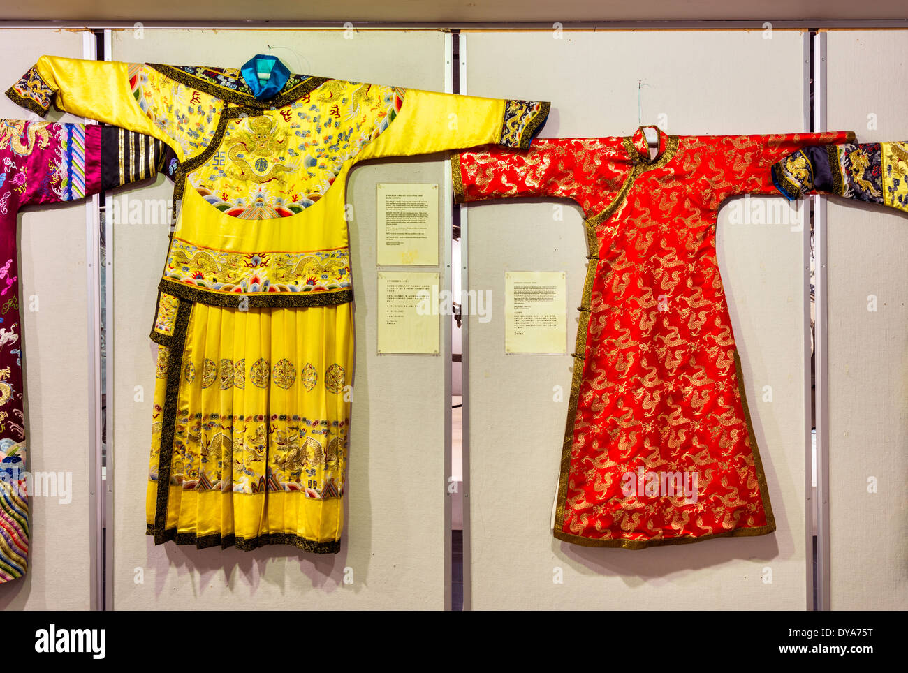 Vesti degli imperatori della dinastia Qing sul display a manufatti cinesi Museum a Calgary il Centro Culturale Cinese a Calgary, Alberta Foto Stock