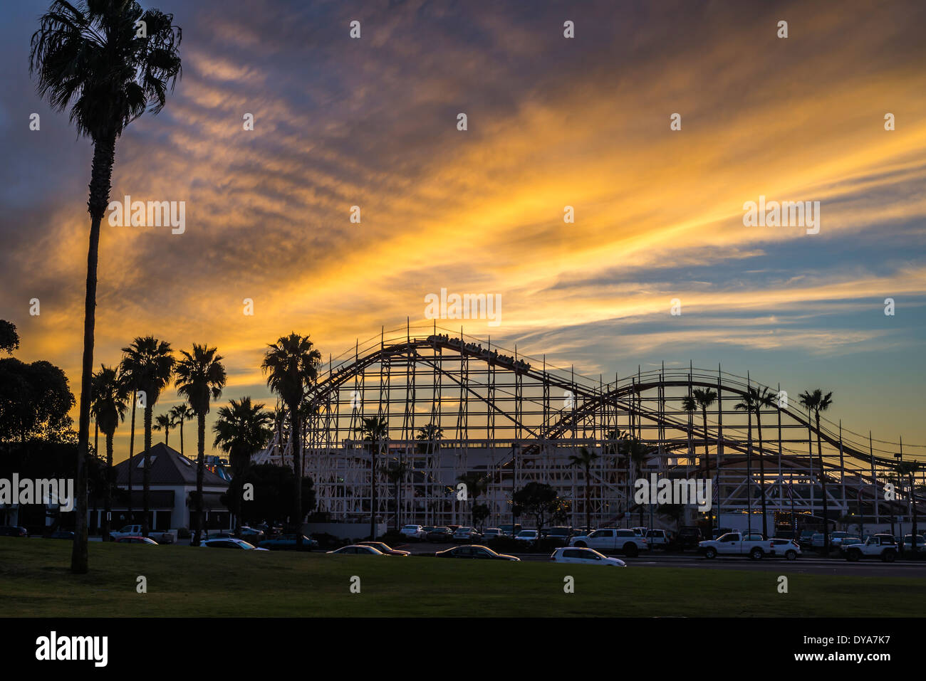 Il Gigante bilanciere Rollercoaster al tramonto. Belmont Park, San Diego, California, Stati Uniti. Foto Stock