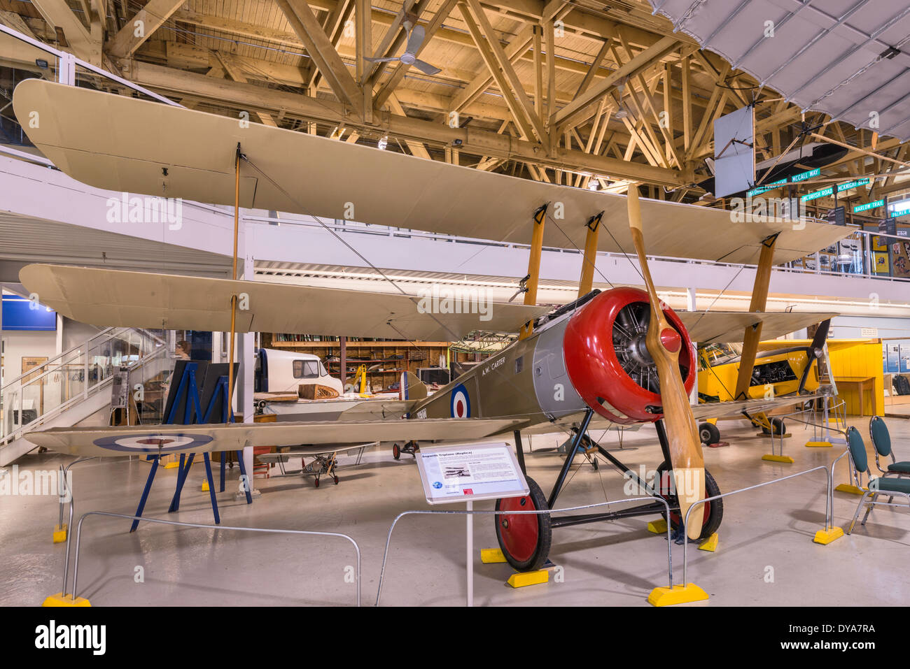 Triplano Sopwith, WW1 fighter replica a Hangar principale ad Aero Space Museum di Calgary, Calgary, Alberta, Canada Foto Stock