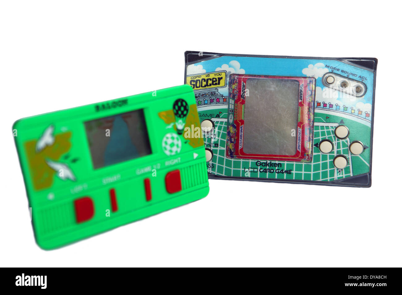 Dispositivo elettronico di giochi da anni ottanta ritagliata su uno sfondo bianco. Il gioco del calcio è prodotta da Gakken e made in Japan Foto Stock