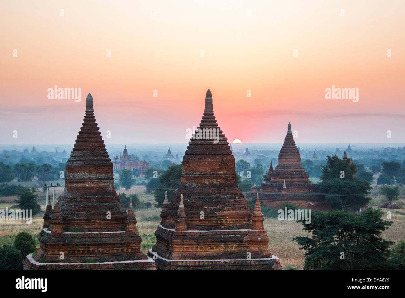 Myanmar Mandalay Birmania Asia Bagan architettura città famosa storia skyline rosso sun sunrise tempio turismo viaggi turistici Foto Stock