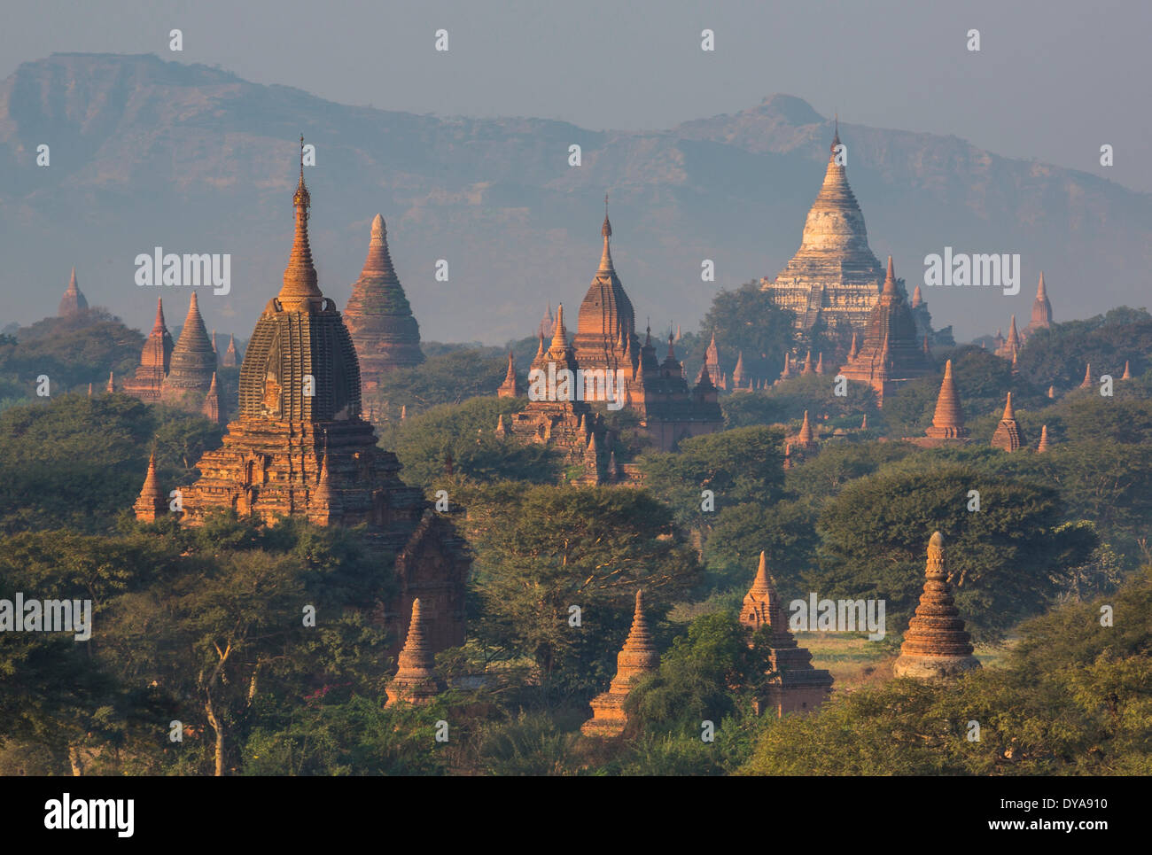 Architettura, Bagan, Mandalay MYANMAR Birmania, Asia, famosa storia, skyline, sun, sunrise, tempio, turismo, turismo, viaggi Foto Stock