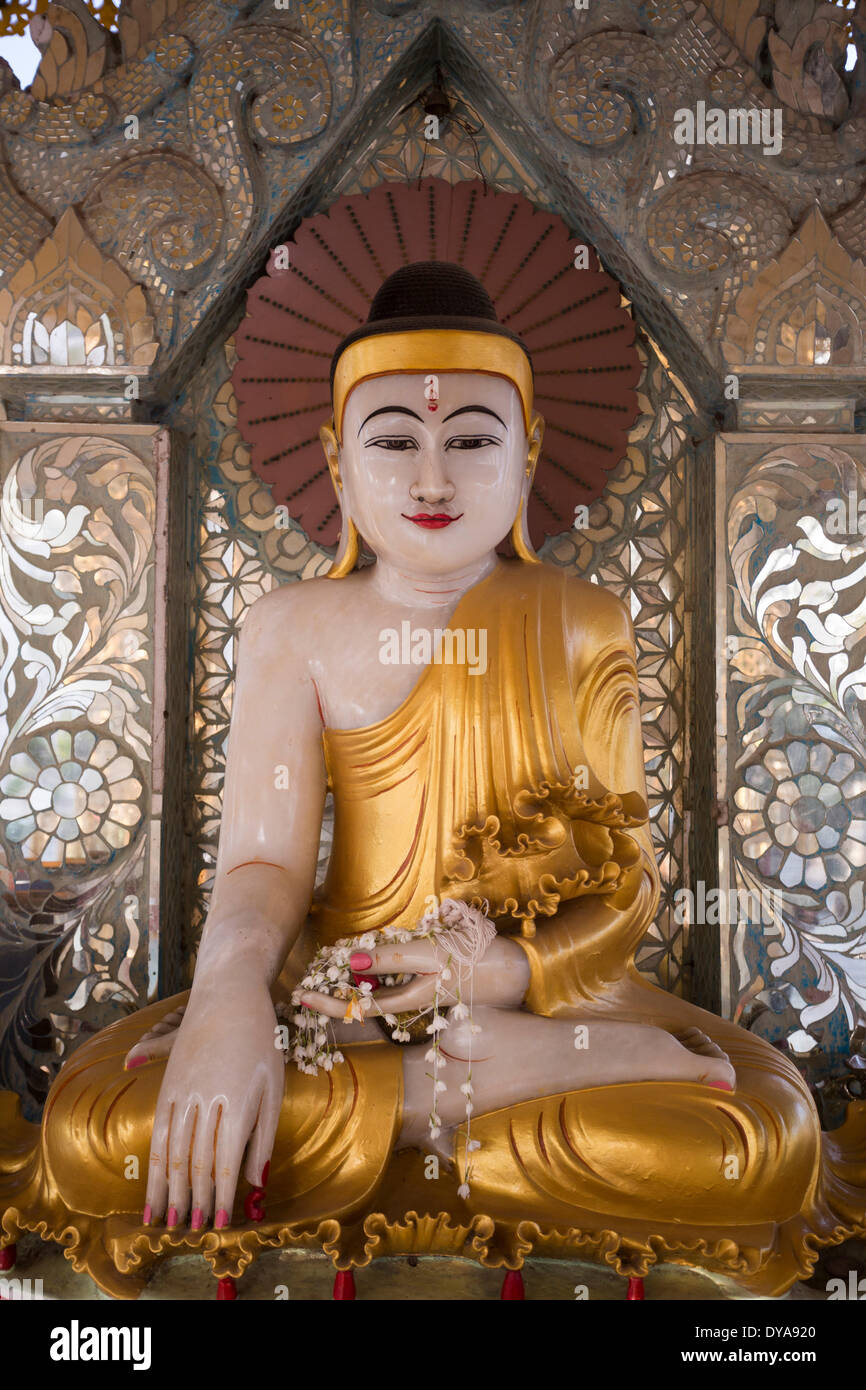 Mandalay MYANMAR Birmania Sutaungpyei Asia architettura Buddismo Buddha pagoda colorati golden pregando viaggi turistici Foto Stock